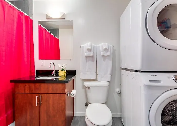 Spectacular Old Town 2bd 2ba Pool Rooftop Pingpong *