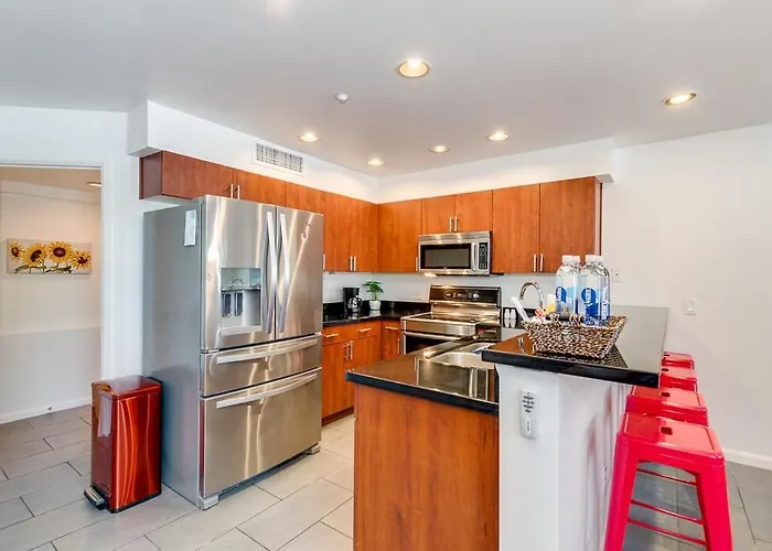 Spectacular Old Town 2bd 2ba Pool Rooftop Pingpong