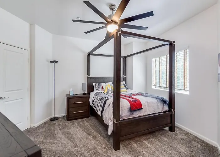 Spectacular Old Town 2bd 2ba Pool Rooftop Pingpong