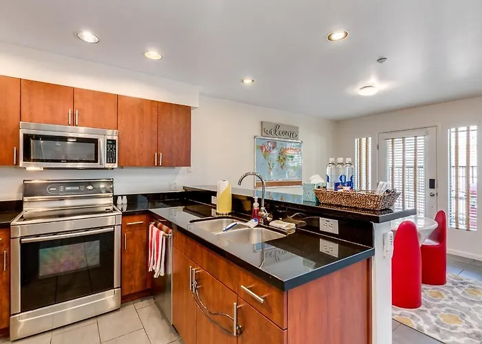 Spectacular Old Town 2bd 2ba Pool Rooftop Pingpong *