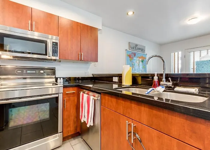 Spectacular Old Town 2bd 2ba Pool Rooftop Pingpong Apartment