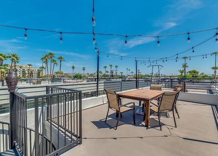 Spectacular Old Town 2bd 2ba Pool Rooftop Pingpong Scottsdale